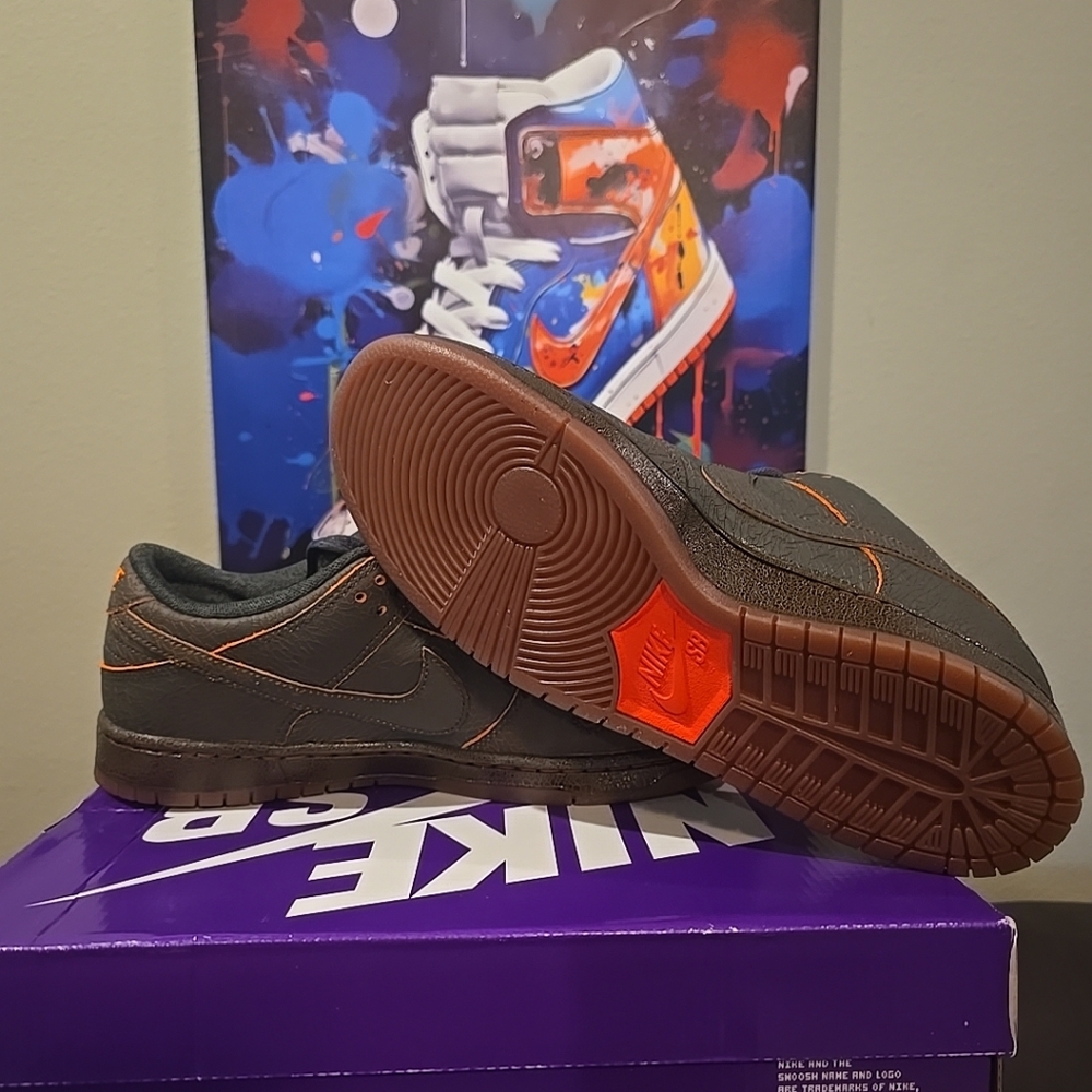 Nike Dunk SB Low Krampus - Picture 2 of 7